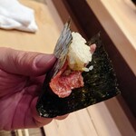 すし処 みや古分店 - トロを海苔で挟み