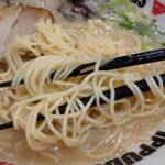 イップウドウ ラーメン エクスプレス - 博多流（ながれ）とんこつラーメン759円　麺アップ