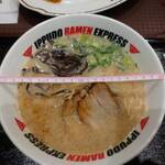 イップウドウ ラーメン エクスプレス - 博多流（ながれ）とんこつラーメン759円　丼の直径21cm