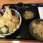 一魚一会 - 海老天丼(味噌汁付)＝１１２２円 税込
            右手前のお皿はサービスコーナーから・・
