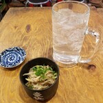 中落ち100円の店 まぐろんち - サワー・お通し。