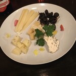 エルソルデカタルーニャ - チーズ盛合せ4種♬
            石鹸タイプの好みを伝えて(笑)
