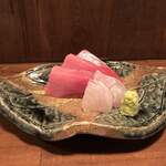 酒肴 新屋敷 - スズキくんと本マグロ。スズキはその日捌いたから身が硬いと言っていたけど、程よい食感とあっさりした旨味がたまらなかった。本マグロは安定の美味しさです。