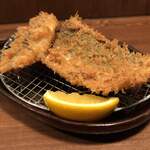 酒肴 新屋敷 - 千葉県産・アジフライ。ここに来たら絶対食べて！アジフライを食べるのが楽しくなります。