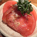 オオクサ - この完熟トマトがまた美味しい　玉ねぎと青紫蘇で立派な一品料理です