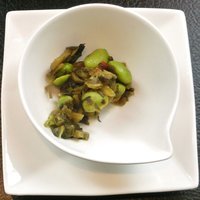 御膳房 銀座店 - 麻婆豆腐 1050円 の豆と野沢菜の和え物