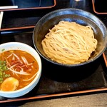 麺屋 はつがい - 極み辛つけめん（中盛300g、ひやもり）：そこそこ辛いけど旨みは埋没するので、卓上の魚粉をこれでもかと投入。ラーメンが品切れでしょうがなく。の、つけめん。