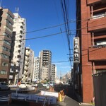 鮨處 八千代 - 外苑東通りを牛込柳町方向へ　この黒い看板が目印