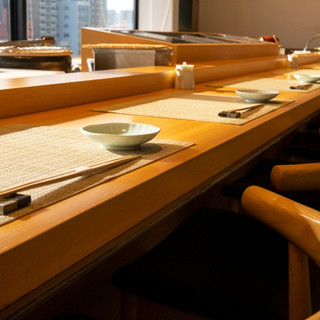 絶品の鮨で舌鼓。この道30年以上の鮨職人との会話ができるのも醍醐味のひとつ。