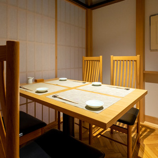 2部屋ある個室は4人掛けのテーブル席。間仕切りを外せば10名までご利用可能です。
