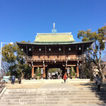 たこつぼ - 石切劔前神社入り口、大屋根のてっぺんは劔、