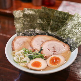 横浜新家系豚骨らーめん まくり家_0