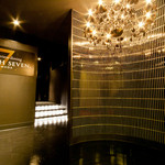 夜景個室 美食百景 花美咲 - 一際大きめのシャンデリアが貴方をお迎え致します。