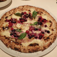 カンブーザ - ボスコ(ミックスベリー、モッツァレラ、バジル、EXVオイル、パルミジャーノ)