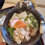 花山うどん 本店 - 鬼釜(上州麦豚使用)温かい方1000円(税込)。
                                うどん日本一を決める大会で15万人のお客様に選ばれ、三年連続優勝したメニューです。
                                ※温かいおうどんには温泉玉子は入りません。