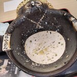 花山うどん - 鬼釜(上州麦豚使用)冷たい方1000円(税込)+大盛100円。
      うどん日本一を決める大会で15万人のお客様に選ばれ、三年連続優勝したメニューです。
      ※温かいおうどんには温泉玉子は入りません。