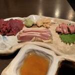 鶏家 六角鶏 - 鳥刺し３点盛り(ササミ→馬刺、モモ、レバー)