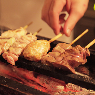 A popular Izakaya (Japanese-style bar) you can enjoy charcoal-grilled yakitori made with domestically produced chicken at a low price and deliciously.
