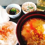Taishuushokudou Fukurou - コーンバター豚汁とおかかご飯、茄子の煮浸し、もやしナムル、冷茶　全景