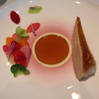 フィリップ・ミル 東京 - フランス産ホロホロ鳥のロティ　色とりどりのパレットレギューム
                    ジュ・ソースと共に]