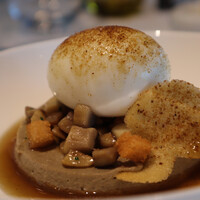 フィリップ・ミル 東京 - マッシュルームのロワイヤル　いろいろな茸のフリカッセ
                    セップのパウダーを纏ったウフ・モレ　茸のチュイルのアクセント