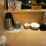 Sushiya Ginzou - 緑茶は粉とポットセルフ。カウンター席ですが緊張感は無いです。