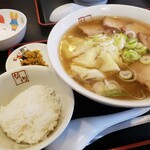 喜多方ラーメン 坂内 - 半ライス無料、漬物付き