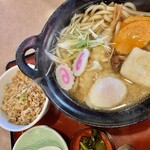 和風レストランまるまつ - 鍋焼きうどんとミニそぼろ丼