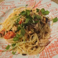キハチ 青山本店 - 友人がオーダーした
                      サーモンと焼き葱 紫蘇の実のペペロンチーノ