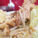 ラーメン二郎 - 今日の豚の厚み