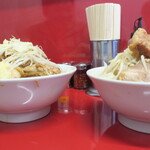 ラーメン二郎 - ＜参考＞ラーメン小＋野菜ニンニク（左）との比較
