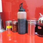 ラーメン二郎 - 卓上調味料