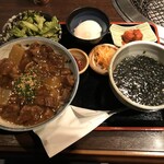 米沢牛焼肉 仔虎 - 和牛すじ煮込み丼ランチ　980円税別
            ＋たまご　100円税別