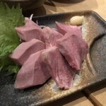 Motsuyakiishin - ・豚たんの刺身 680円