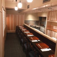 割烹 柊 - カウンター
                    左側が個室です。