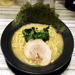 横浜家系ラーメン 勇極 - ラーメン710円麺硬め。海苔増し100円。