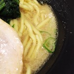 横浜家系ラーメン 勇極 - ライトで薄味なスープ。