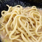 横浜家系ラーメン 勇極 - 麺はゴワゴワした食感でした。