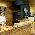 123065966 - 内観（石窯でひっきりなしにピザが焼かれている）