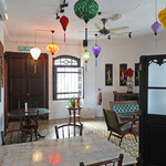 GEORGETOWN SAKE BAR - 店内にもカラフルな提灯