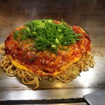 Hiroshima Okonomiyaki Teppanyaki Kurahashi - 倉はし焼きソバダブル。ネギは もっと乗せて欲しい。