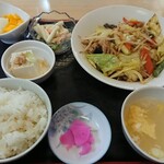 Juraku - 日替定食 (690円)
                        肉野菜炒め定食