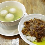 台湾タンパオ - 魯肉飯中380円w 台湾肉団子スープ300円w