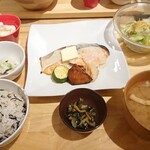 Obon De Gohan - サーモン塩麹クリーム1250円(税別)  漬け物は梅の香り、サケは皮がパリっとし、クリームを和えた旨味サケが良いですな。蓮根、ｽﾞｯｷｰﾆ、ｶﾎﾞﾁｬが甘い。ポテトサラダは滑らかでこれはほんのり甘味。