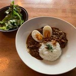 アティックルーム - たっぷり牛すじと半熟玉子のキーマカレー