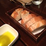 トラットリア・アルベロ - パンとオリーブオイル