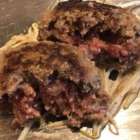 くずし鉄板 あばぐら 神田店 - 黒毛和牛100%ハンバーグの断面 ミディアム