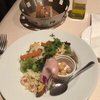 Giglio - 前菜の盛り合わせとパン。