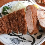 とんかつ 五郎十 - とんかつ　300g over この定食で1300円です。
      比較するものが無いとバカデカさが分からないですね〜