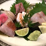 魚と肴がうまい店 お魚パラダイス 一文字 - お造り盛合せ 1,280yen